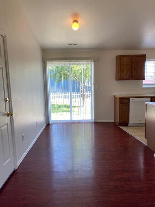 Building Photo - Beautiful 3 Bedroom 2 Bath Home