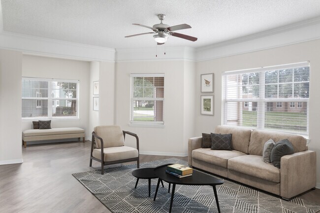 Amplios salones diseñados para ofrecer comodidad y estilo. - Timucuan Lakeside