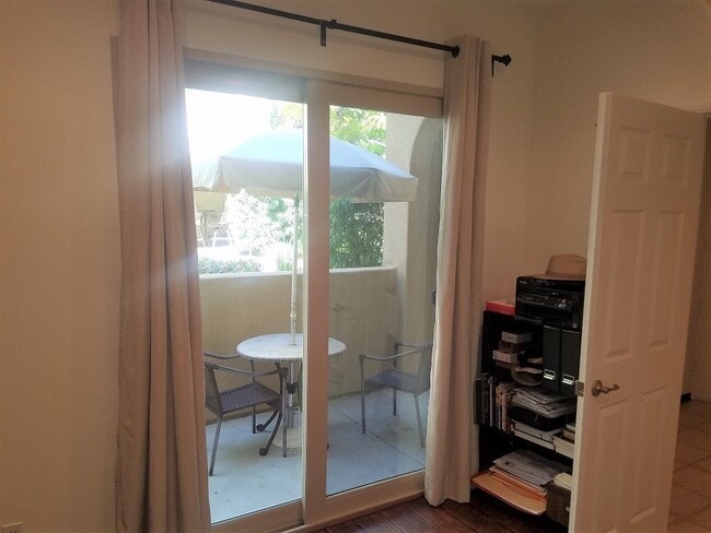 Building Photo - 2 Bedroom with an office!!