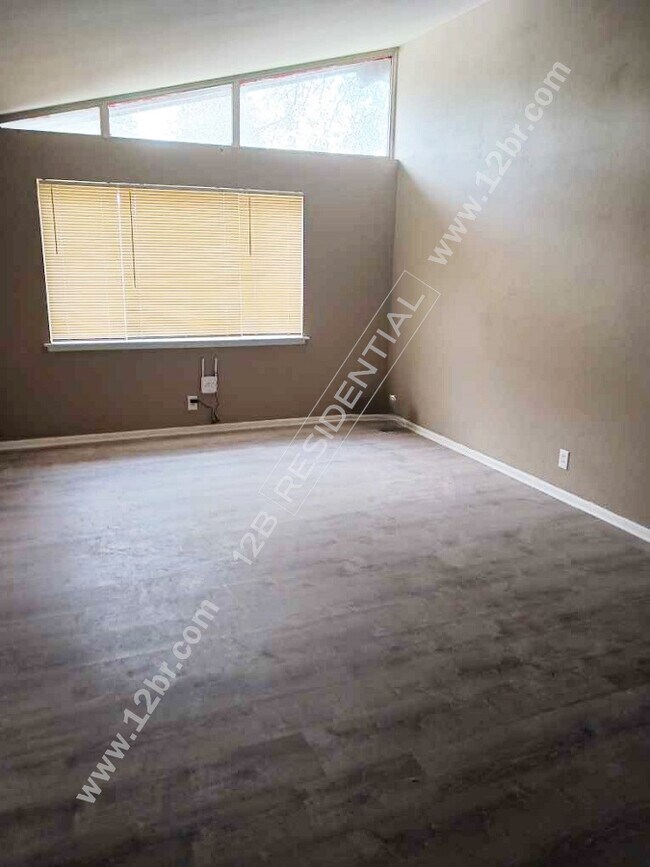 Building Photo - 2-Bedroom Upstairs Unit in St Louis