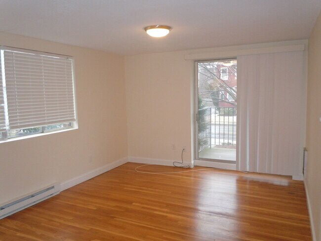 Building Photo - 447 Pleasant St
