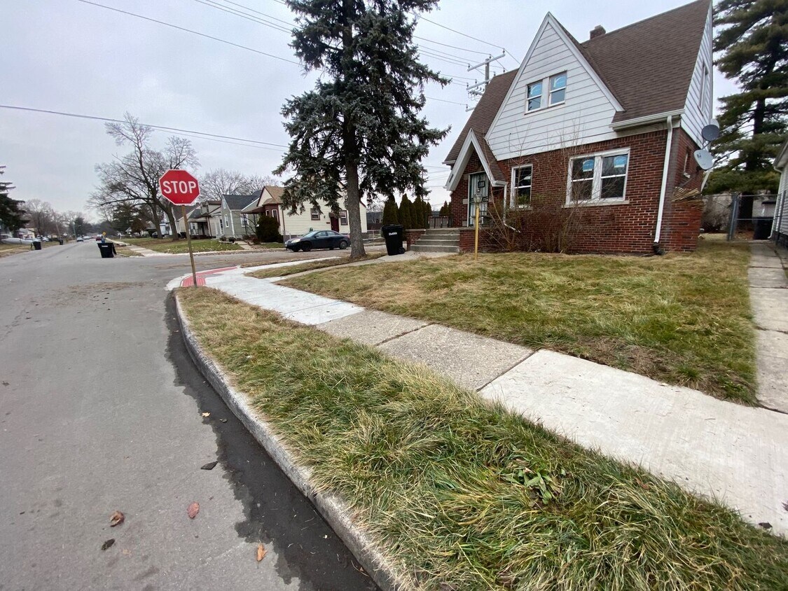 Primary Photo - Beautiful 2 bedroom 1.5 bath - $1095/mo