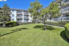 Primary Photo - 950 Shorepoint Ct