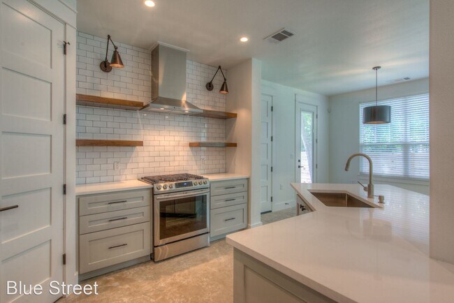 Foto del edificio - 4 br, 3 bath House - 1205 West 22nd Street
