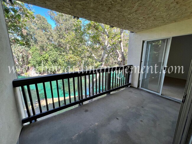 Foto del edificio - Lake view in LA! Resort style living in pa...