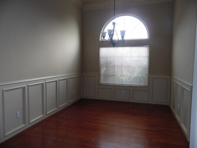 Building Photo - Close to the Amp and Promenade