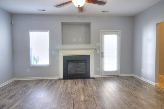 Building Photo - Nice 3 bedroom townhouse in SW Durham!