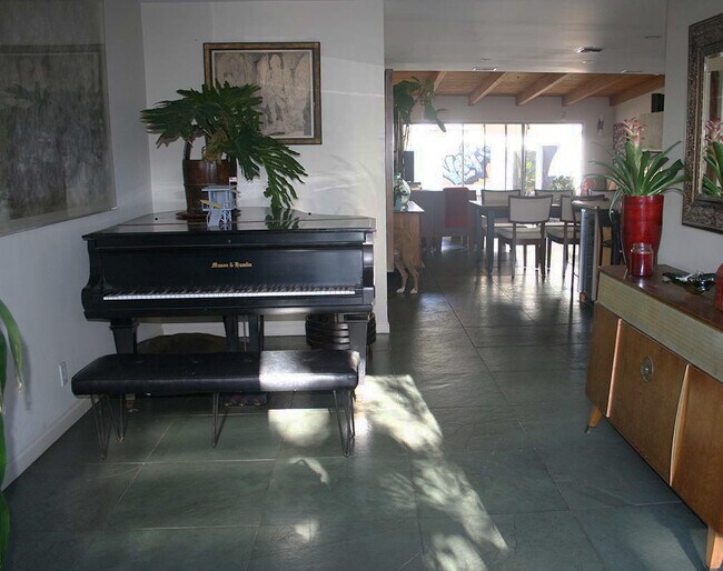 Foto del edificio - 8116 Loyola Blvd