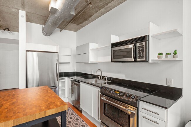 Building Photo - 690 SW 1st Ct