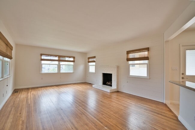 Building Photo - Two Bedroom One Bath Home For Lease