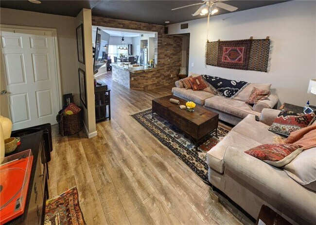 Foto del edificio - 2320 Gracy Farms Ln