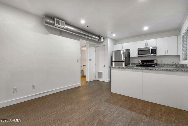 Building Photo - 622 N 9th Ave