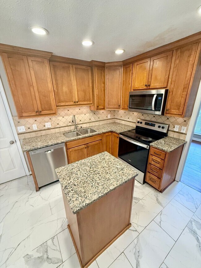 Building Photo - 3 Bedroom 2.5 Bath House + Garage + Fenced...