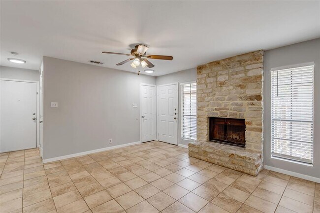 Foto del edificio - 12302 Deer Falls Dr