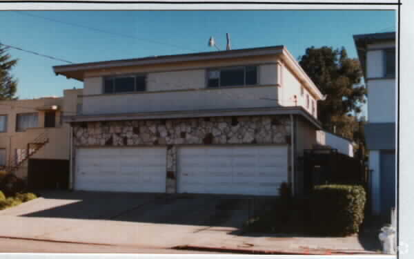 Building Photo - 3404 School St