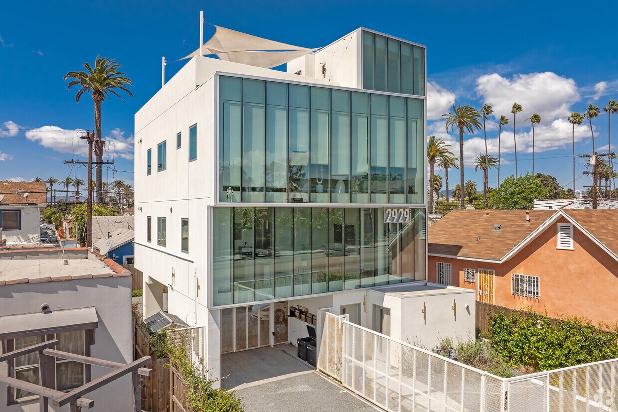 Primary Photo - 2929 S La Brea Ave