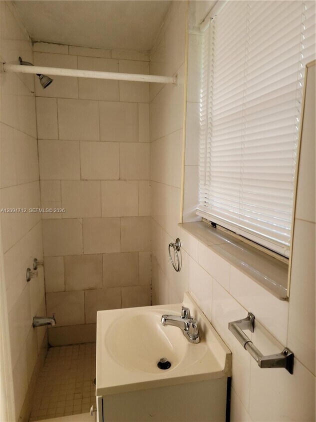 Foto del edificio - 101 NE 60th St