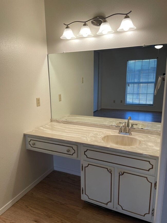 Building Photo - 2 Bed / 2 Bath Duplex with Garage & Private Yard – Great Location!