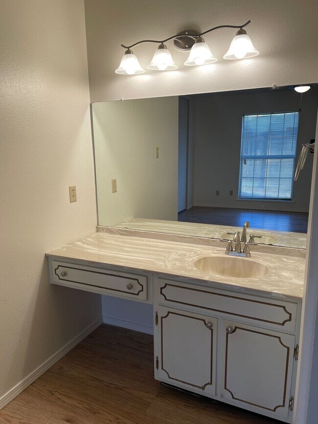 Foto del edificio - 2 Bed / 2 Bath Duplex with Garage & Private Yard – Great Location!