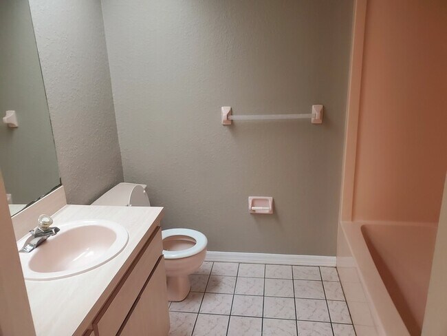 Building Photo - Newly Renovated 2 bedroom apartment!