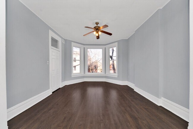 Building Photo - 845 N Damen Ave