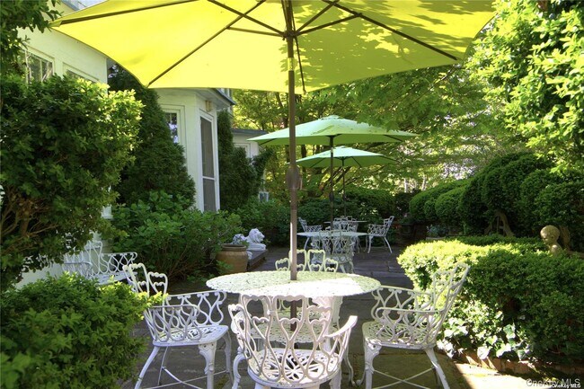 Building Photo - 435 Bryant Ave