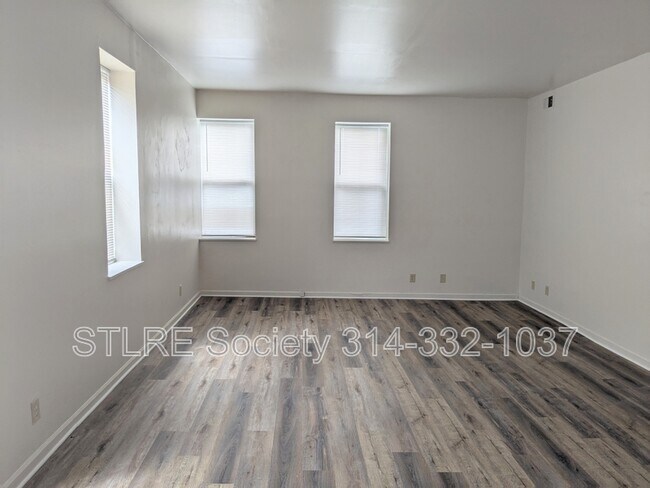 Foto del edificio - 2707 Russell Blvd