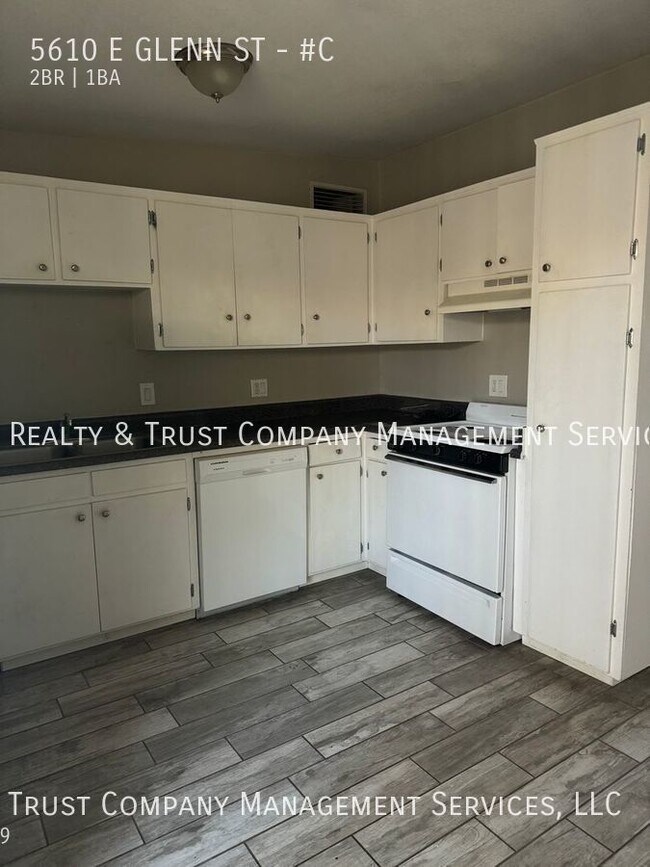 Building Photo - Welcome to our spacious 2-bedroom, 1-bathr...