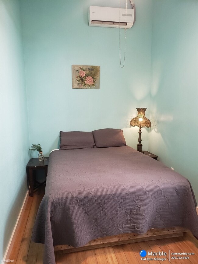Building Photo - 3 br, 1 bath Townhome - 235 S White St