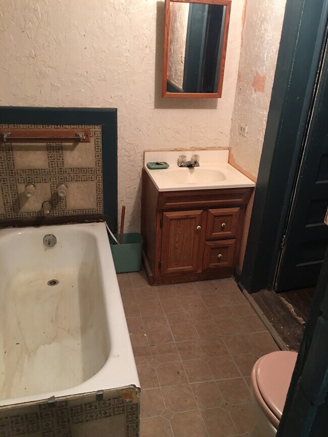 Building Photo - 823 Bates St, 71106