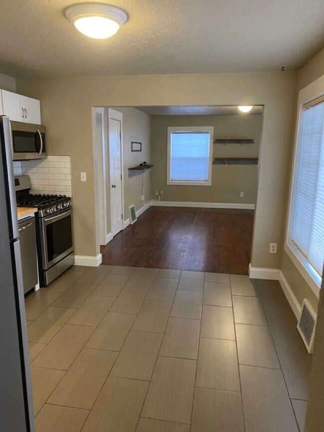 Kitchen - 515 NE Revere Ave