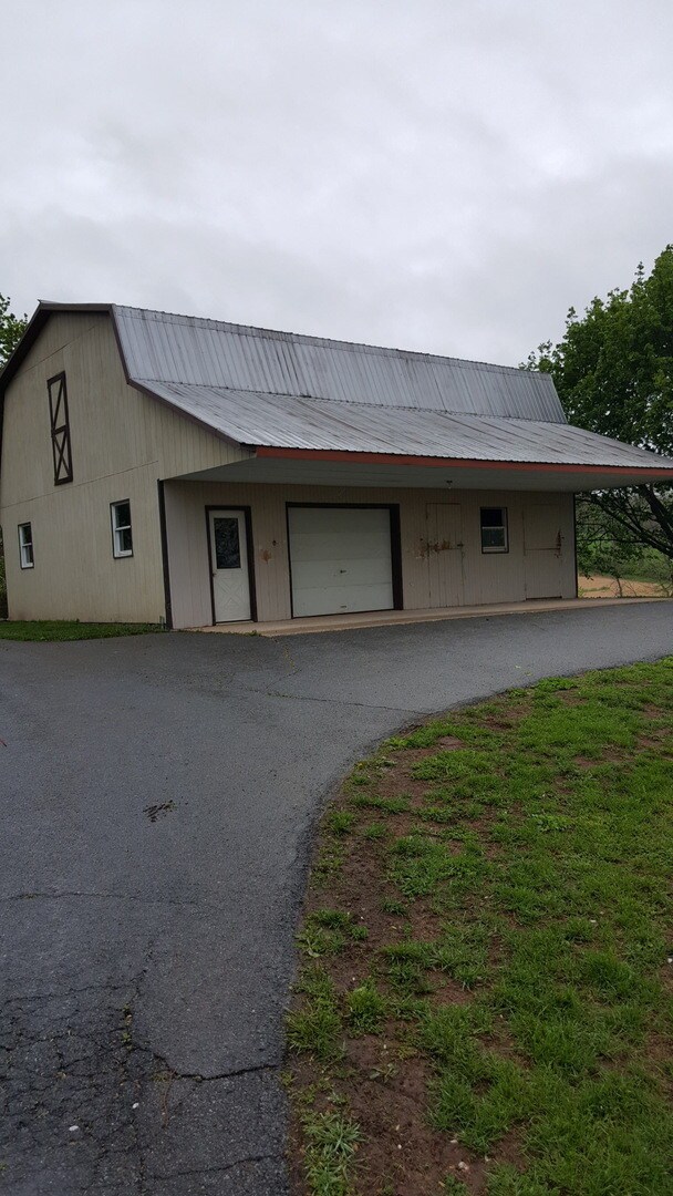Building Photo - $1295 - 3 Bed, 1.5 Bath - East Earl