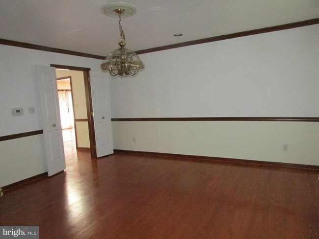Building Photo - 10 Shagbark Ct