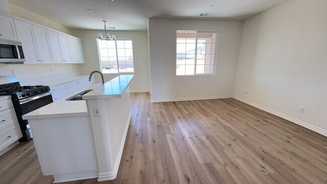 Foto del edificio - 3 BEDROOM VICTORVILLE HOME