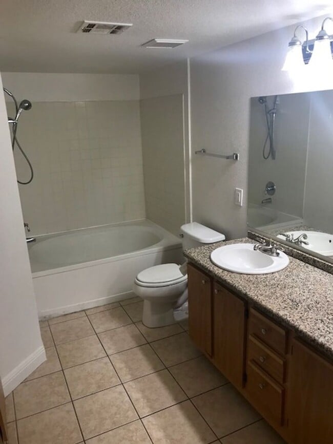 Foto del edificio - Great Gated Community Upgraded 1 Bedroom- ...