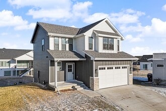 Building Photo - 1401 NE Savana Dr