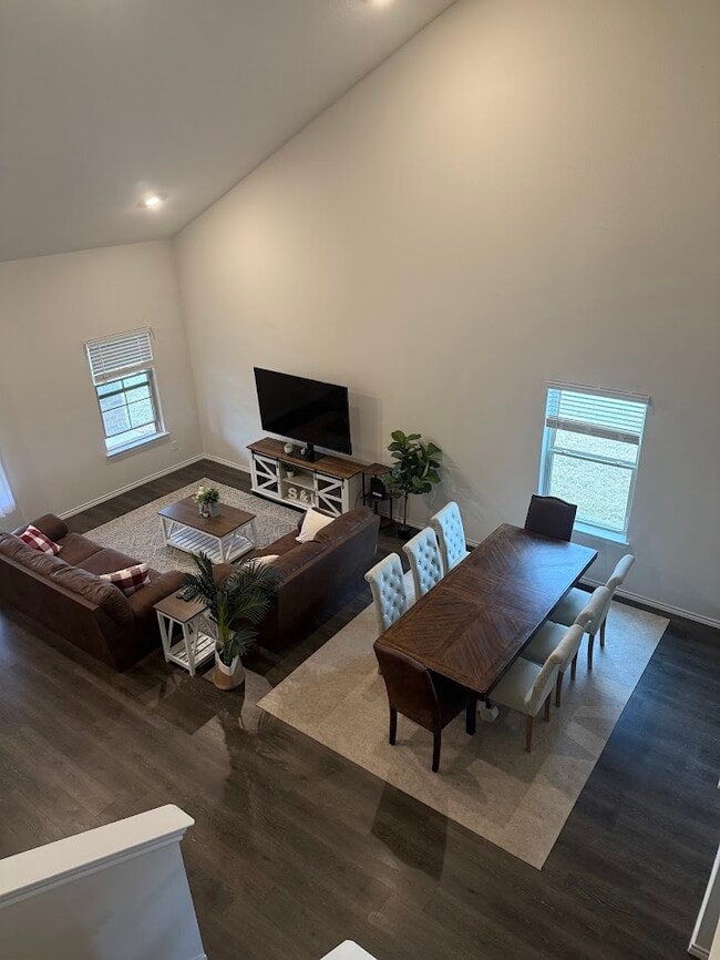 Sala de estar y comedor - 305 Ginger Ave