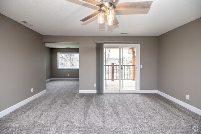 2BR, 1.5BA - Sun Room Large/1,070 SF - Regency Woods