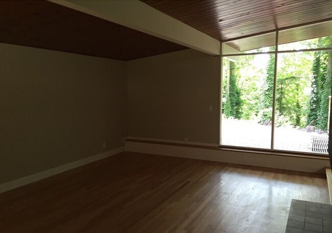 Building Photo - Lovely Mid-Century Kirkland Rambler Availa...