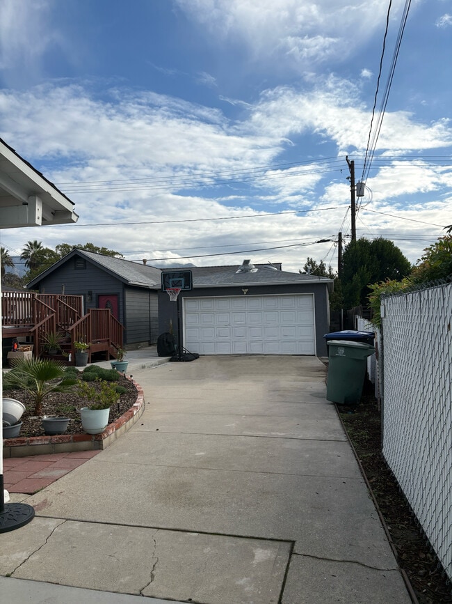 Building Photo - 1714 N Lincoln St