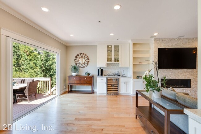 Building Photo - 4 br, 3.5 bath House - 3341 Oak Knoll Drive