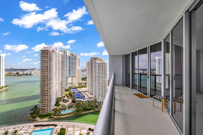 Building Photo - 495 Brickell Ave