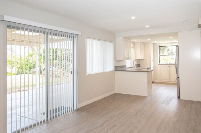 Foto del edificio - Beautiful 4 bed/2 bath single-story home w/ocean view! Close to the Beach & Carlsbad Village!