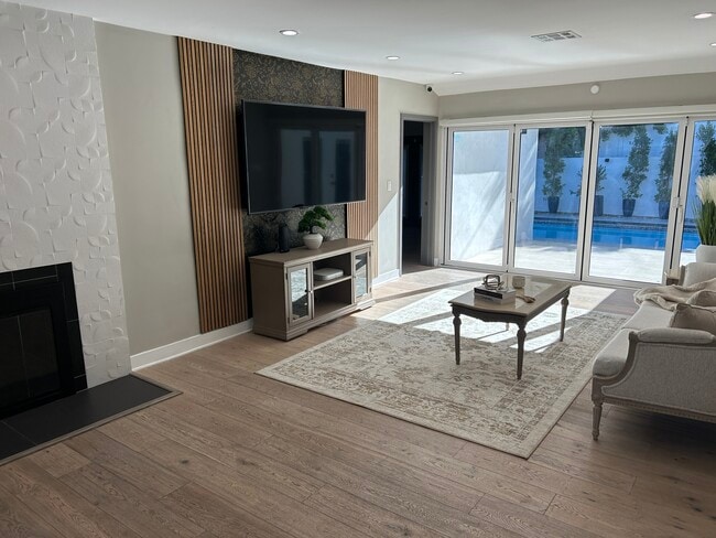 Building Photo - 4912 Alonzo Ave