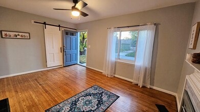 Building Photo - 3010 Woodbine Pl