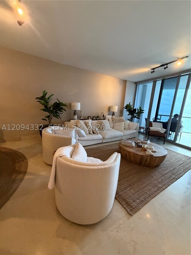 Foto del edificio - 17121 Collins Ave