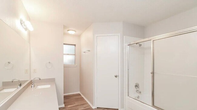 Foto del edificio - 4304 Gentle Springs Dr