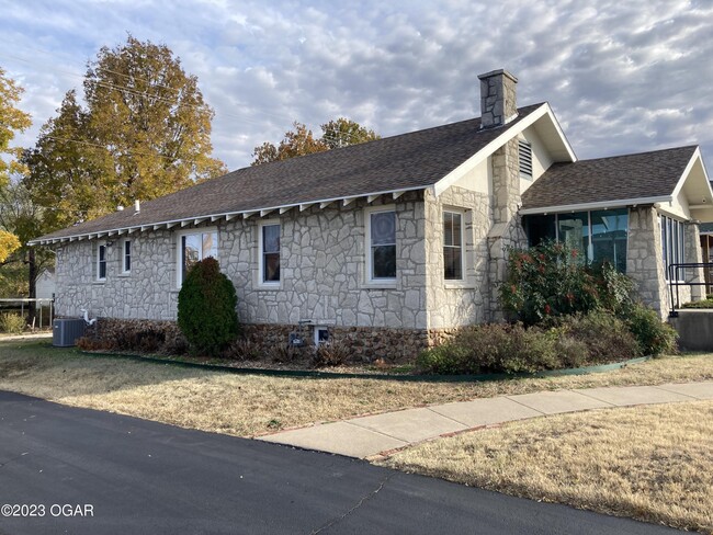 Building Photo - 2915 S Main St