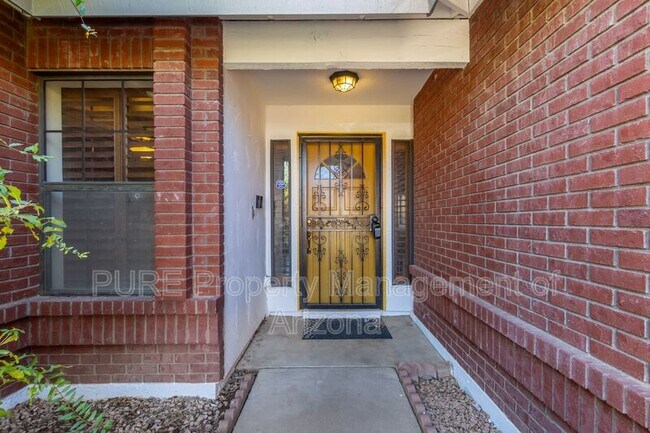 Building Photo - 3925 E Des Moines St