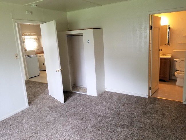 Building Photo - 650 Bird St